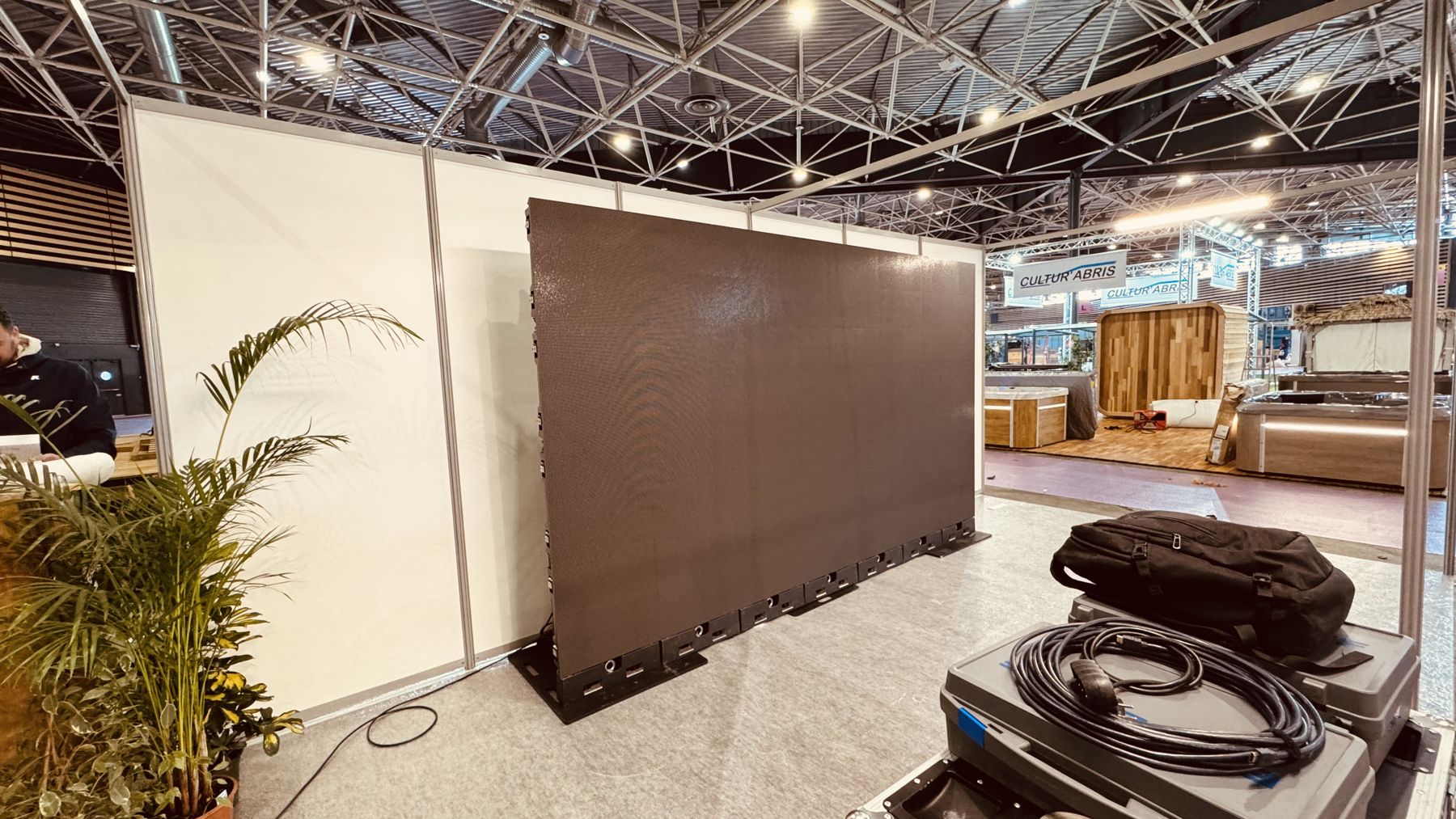 Mur d'écrans LED installé dans un hall