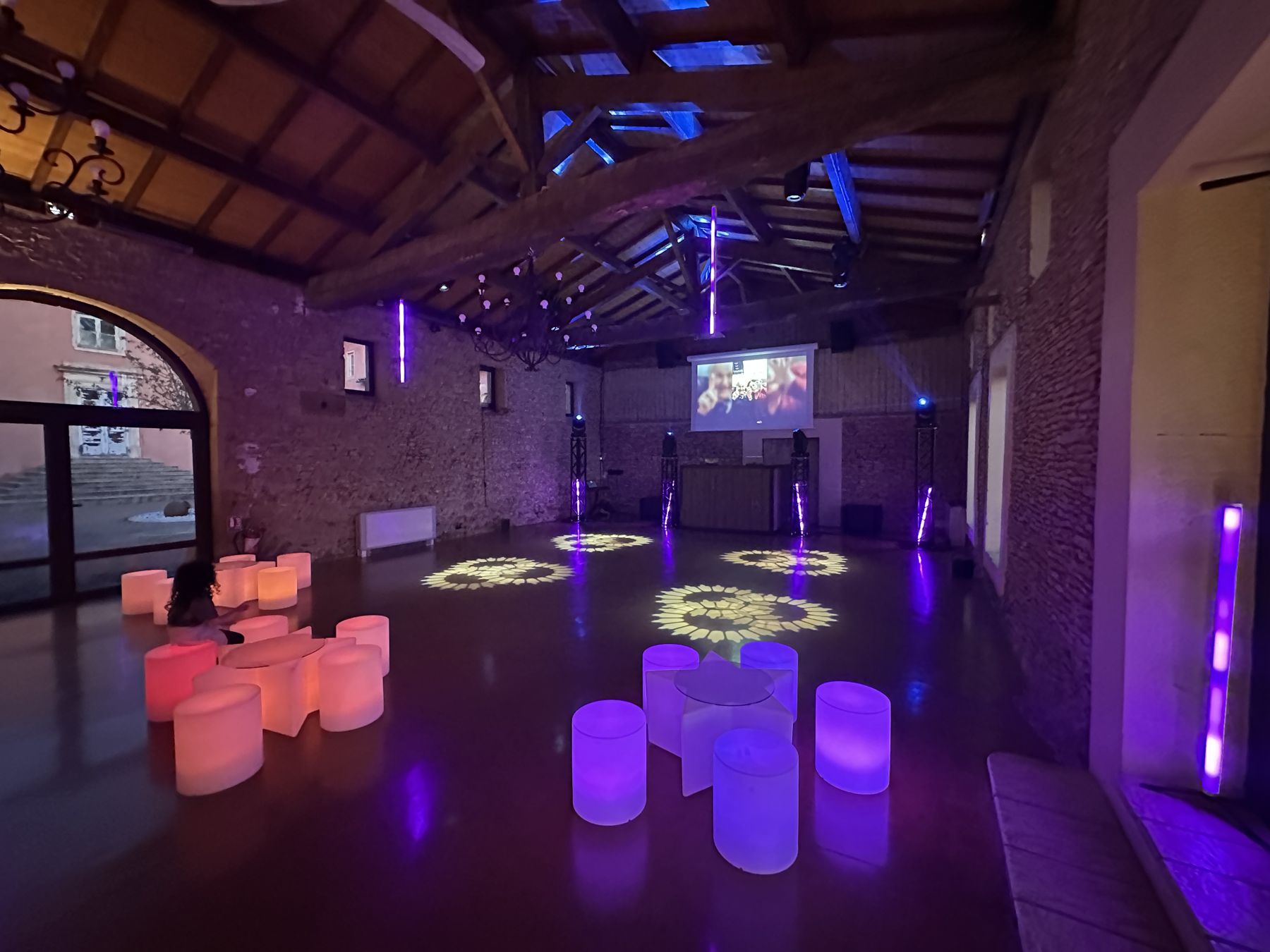 Mobilier lumineux dans une salle voûtée