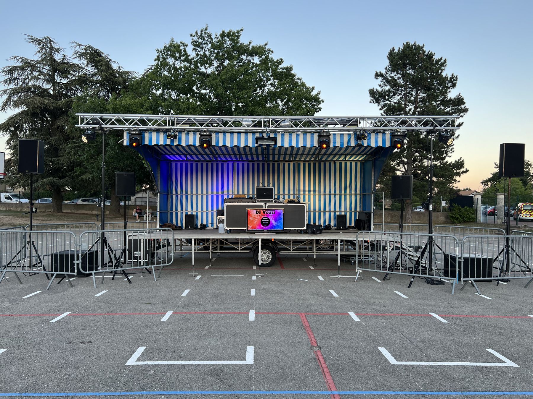 Scène mobile en extérieur